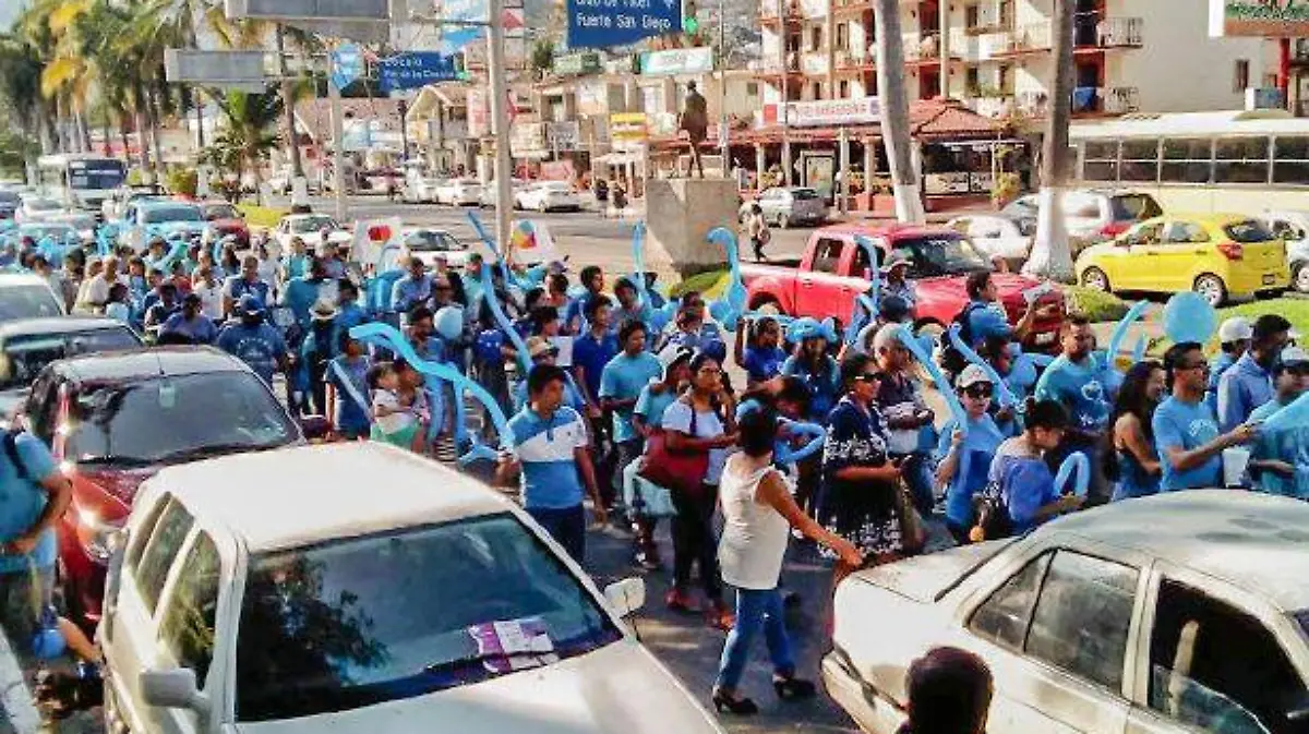 Acapulco - marchan en la costera por el día del autismo